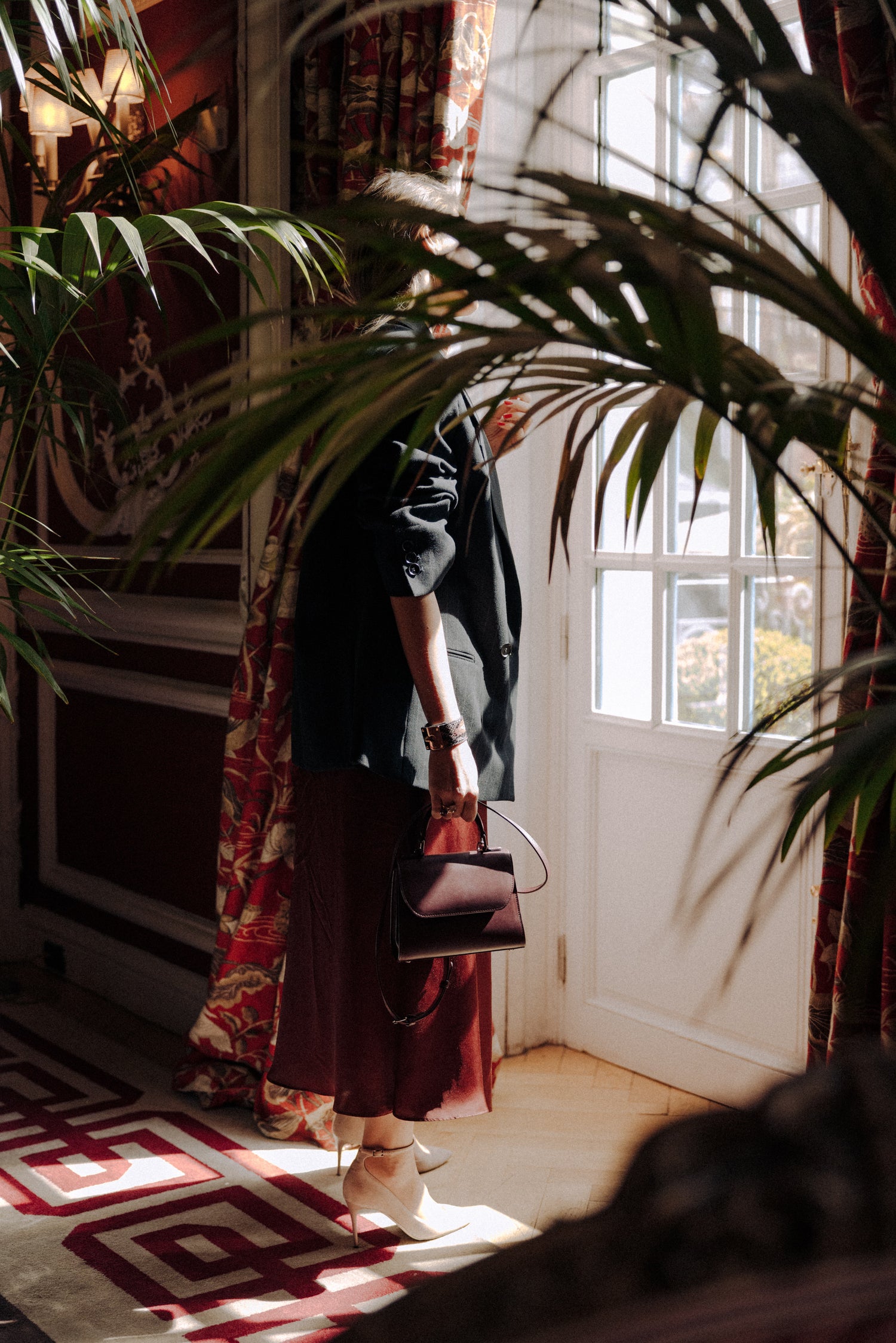 Woman holding Veni bag looking out window